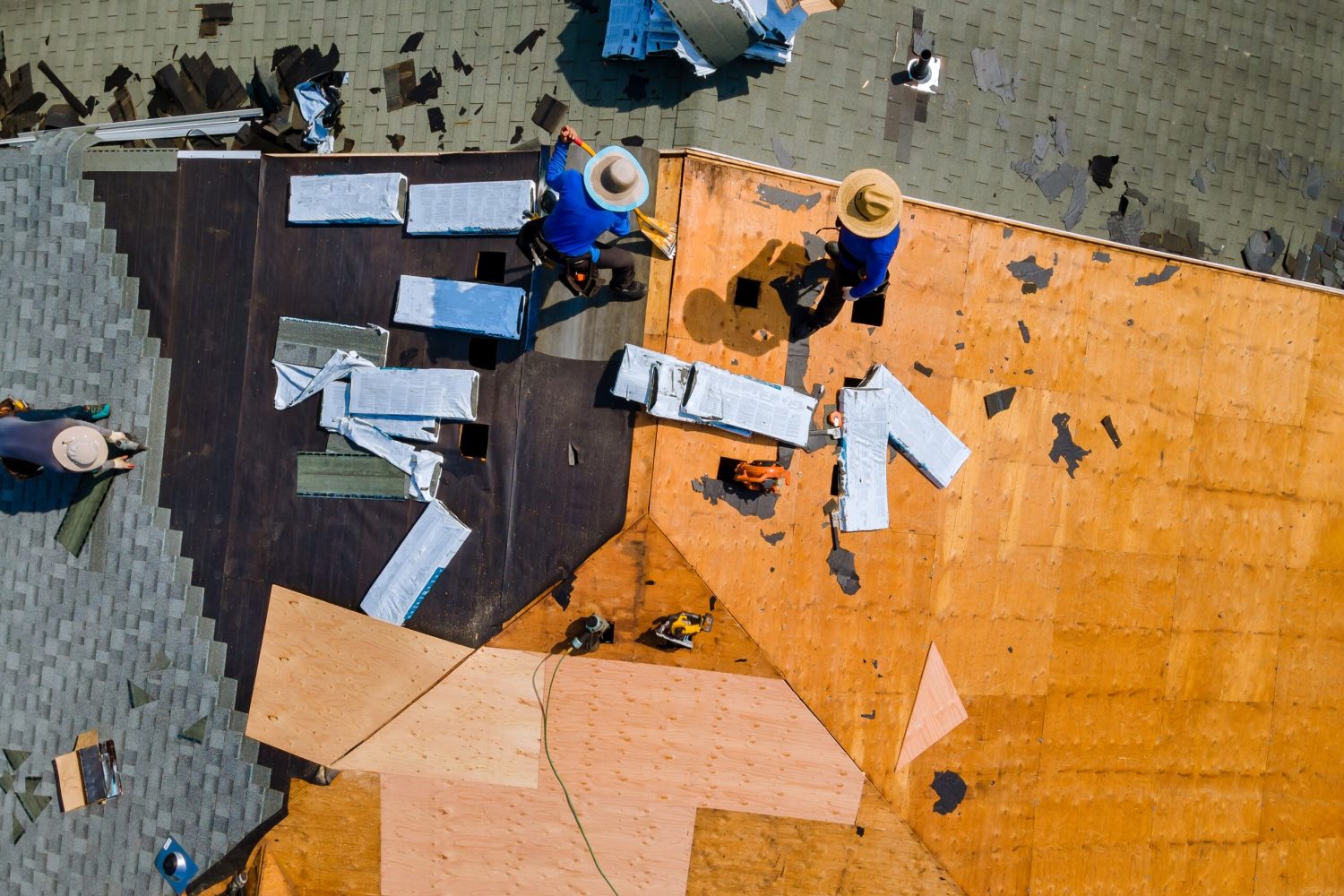 worker-hands-installing-bitumen-roof-shingles-with-2023-11-27-05-23-17-utc-2-scaled.jpg